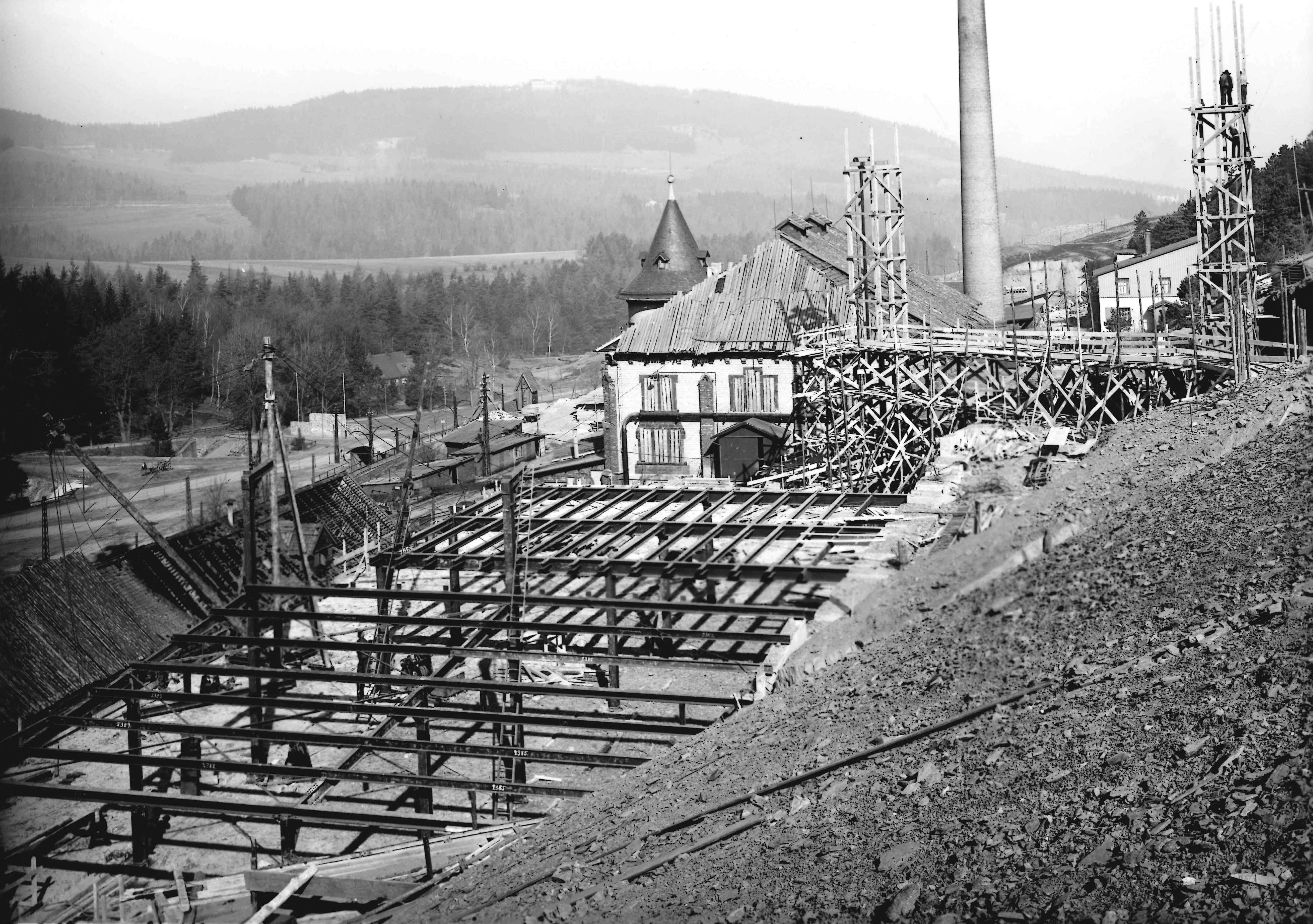 Bau der ersten Gebäudeeinheiten der Erzaufbereitung in Stahlfachwerktechnik, 1936