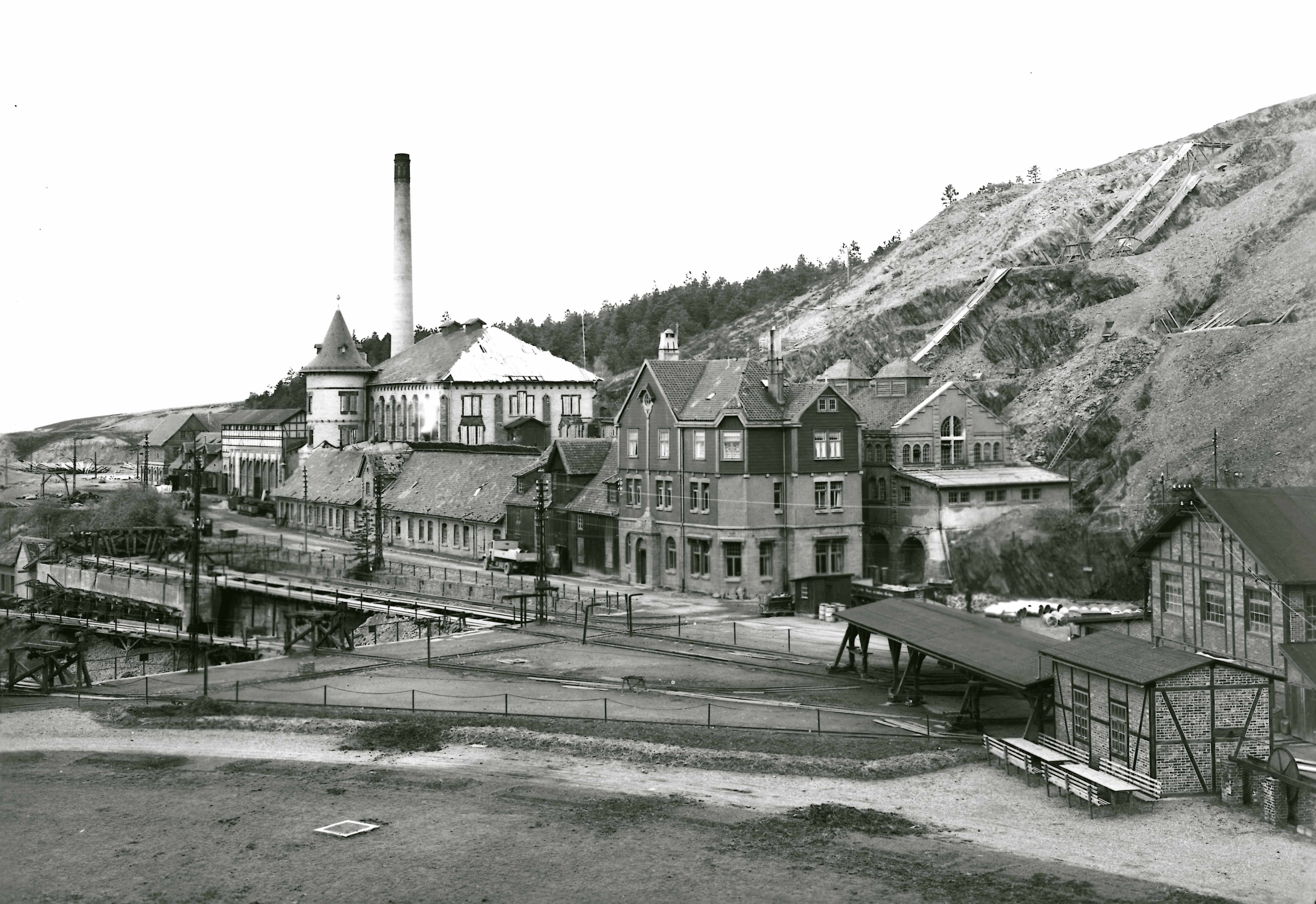 Zustand der Tagesanlagen des Erzbergwerks Rammelsberg kurz vor dem Baubeginn der neuen Gebäude für die Aufbereitungsanlage, 1935.