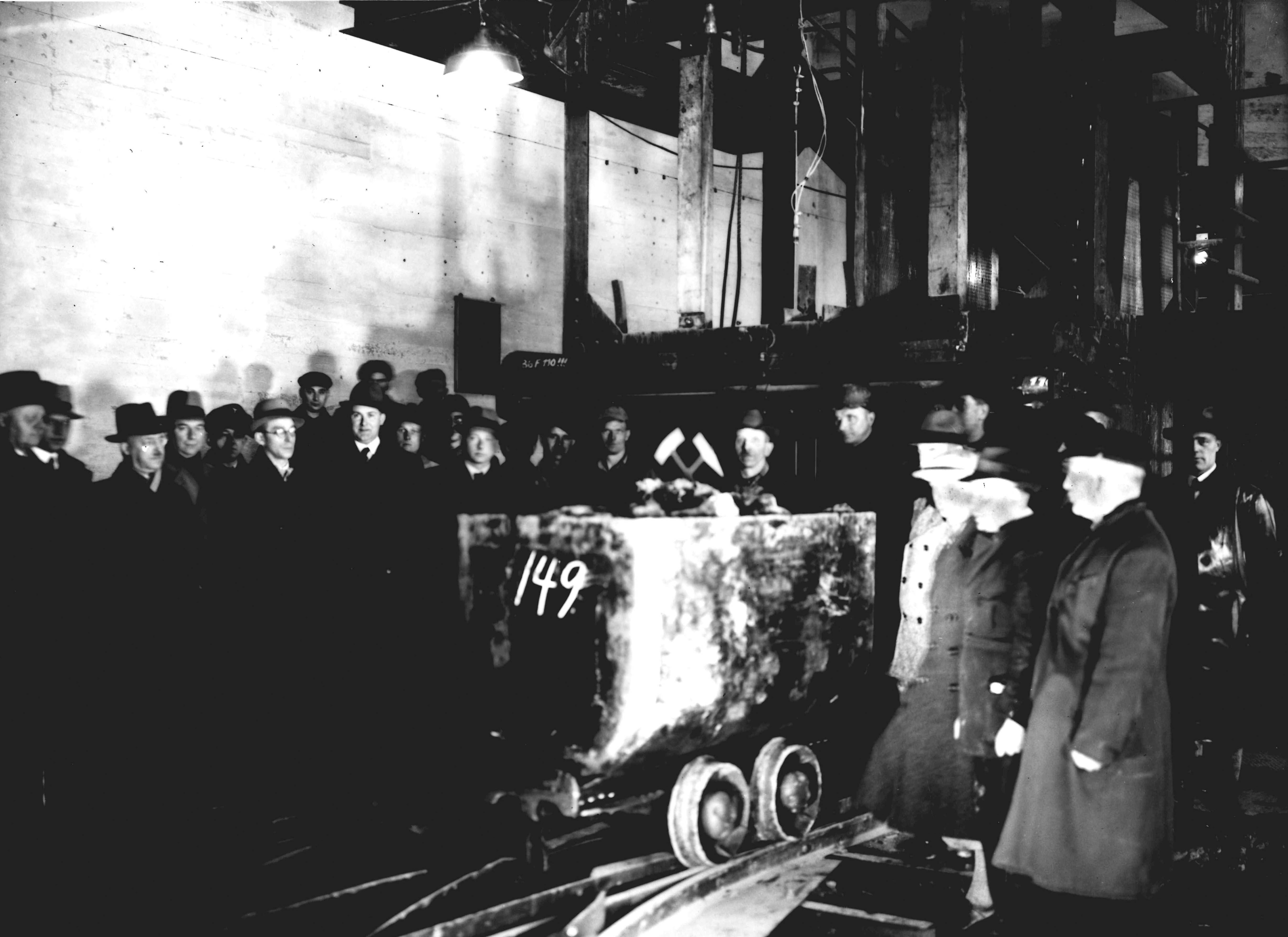 Der erste Grubenwagen mit Blei-Zink-Erz wird am 1.10.1936 in die Erzaufbereitungsanlage geschoben