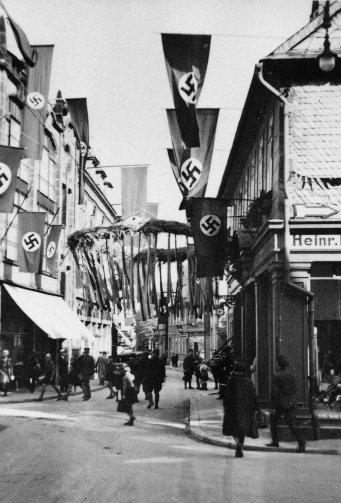 Adolf-Hitler-Straße beim Empfang zum Erntedank